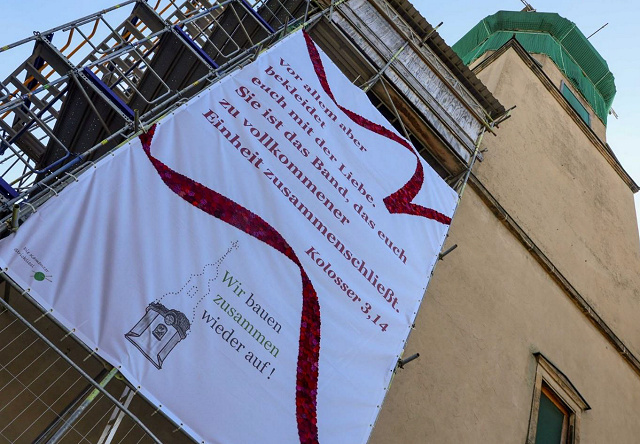 Banner Kirchenruine Band der Liebe